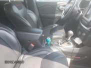 ✅ 2017 Jeep Cherokee Trailhawk • VIN: 1C4PJMBS9HW500121 • Lot: 42352077. Listed on IAAI with 118,773 mi. Free auction sales archive from the USA and detailed vehicle history report at DreamBid. Image 5.