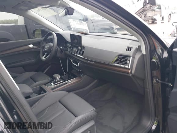 ✅ 2024 Audi Q5 S line Premium • VIN: WA1GAAFY0R2145033 • Лот: 41817546. Опубликован ранее на IAAI с пробегом 1 277 миль. Бесплатный доступ к архиву аукционных продаж из США и подробный отчёт об истории автомобиля на DreamBid. Изображение 5.