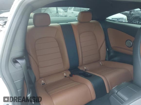 ✅ 2019 Mercedes-Benz C 300 • VIN: WDDWJ8DB0KF784235 • Lot: 42675927. Wystawiony na IAAI z przebiegiem 79 652 mil. Bezpłatny archiwum sprzedaży aukcyjnych z USA i szczegółowy raport historii pojazdu na DreamBid. Zdjęcie 8.