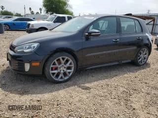 ✅ 2013 Volkswagen Golf GTI Driver's Edition • VIN: WVWHV7AJXDW139382 • Лот: 52128055. Опубликован ранее на Copart с пробегом 78 233 миль. Бесплатный доступ к архиву аукционных продаж из США и подробный отчёт об истории автомобиля на DreamBid. Изображение 1.