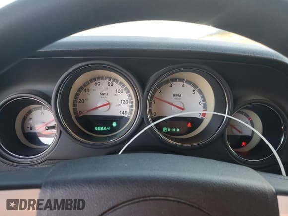 ✅ 2010 Dodge Challenger SE • VIN: 2B3CJ4DV1AH199551 • Lot: 88720235. Wystawiony na Copart z przebiegiem 58 664 mil. Bezpłatny archiwum sprzedaży aukcyjnych z USA i szczegółowy raport historii pojazdu na DreamBid. Zdjęcie 9.