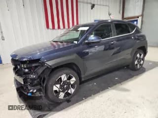 ✅ 2025 Hyundai Kona SEL • VIN: KM8HBCABXSU292018 • Lot: 90776285. Listed on Copart with 11,779 mi. Free auction sales archive from the USA and detailed vehicle history report at DreamBid. Image 1.