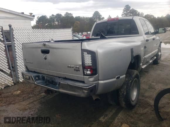 2006 Dodge 3500 SLT z VIN 3D7MX48C16G250361, wystawiony jako Copart lot #50033215 z przebiegiem 242 398 mil mil oraz Szkoda całkowita • Salvage title. Historia ofert i sprzedaży dostępna na DreamBid. Obrazek 3.