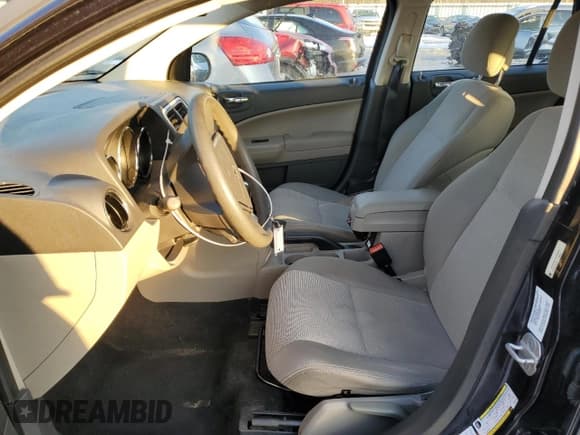 ✅ 2010 Dodge Caliber Mainstreet • VIN: 1B3CB3HAXAD648284 • Лот: 84856604. Опубликован ранее на Copart с пробегом 84 032 миль. Бесплатный доступ к архиву аукционных продаж из США и подробный отчёт об истории автомобиля на DreamBid. Изображение 7.