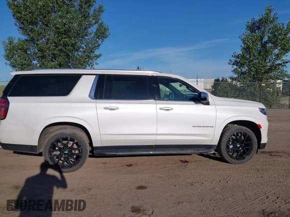 ✅ 2022 Chevrolet Suburban Premier • VIN: 1GNSKFKD3NR267634 • Lot: 42737206. Wystawiony na IAAI z przebiegiem 59 812 mil. Bezpłatny archiwum sprzedaży aukcyjnych z USA i szczegółowy raport historii pojazdu na DreamBid. Zdjęcie 13.
