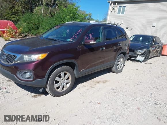 ✅ 2011 Kia Sorento LX • VIN: 5XYKTDA16BG068914 • Lot: 43371696. Listed on IAAI with 89,205 mi. Free auction sales archive from the USA and detailed vehicle history report at DreamBid. Image 2.