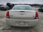 ✅ 2008 Chrysler 300 C Hemi • VIN: 2C3KA63H38H115956 • Lot: 89824375. Wystawiony na Copart z przebiegiem 95 817 mil. Bezpłatny archiwum sprzedaży aukcyjnych z USA i szczegółowy raport historii pojazdu na DreamBid. Zdjęcie 6.