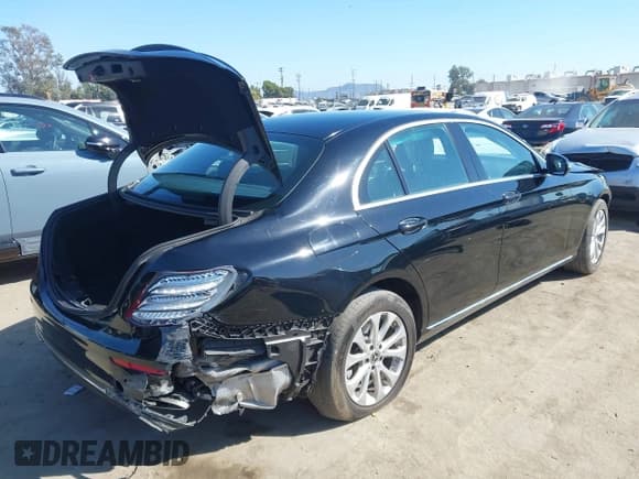 ✅ 2019 Mercedes-Benz E 300 • VIN: WDDZF4JB9KA587783 • Лот: 43296085. Опубликован ранее на IAAI с пробегом 103 739 миль. Бесплатный доступ к архиву аукционных продаж из США и подробный отчёт об истории автомобиля на DreamBid. Изображение 4.