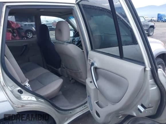 ✅ 2002 Toyota RAV4 • VIN: JTEHH20V820143571 • Lot: 43670481. Wystawiony na IAAI z przebiegiem 202 038 mil. Bezpłatny archiwum sprzedaży aukcyjnych z USA i szczegółowy raport historii pojazdu na DreamBid. Zdjęcie 8.