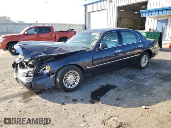 ✅ 1999 Lincoln Town Car Signature • VIN: 1LNHM82W9XY691057 • Lot: 90223875. Listed on Copart with 200,691 mi. Free auction sales archive from the USA and detailed vehicle history report at DreamBid. Image 1.