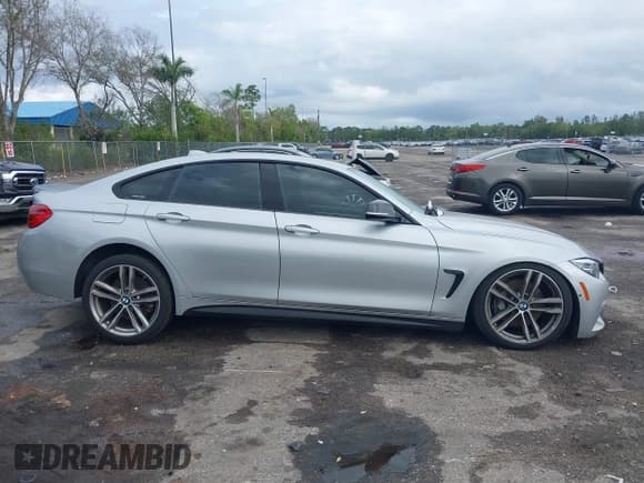 ✅ 2018 BMW 4 Series 440i • VIN: WBA4J5C57JBF07227 • Lot: 41562986. Wystawiony na IAAI z przebiegiem 76 316 mil. Bezpłatny archiwum sprzedaży aukcyjnych z USA i szczegółowy raport historii pojazdu na DreamBid. Zdjęcie 13.