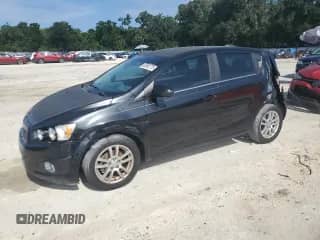 2015 Chevrolet Sonic LT z VIN 1G1JC6SB0F4211786, wystawiony jako Copart lot #65592775 z przebiegiem 97 042 mil mil oraz Nie do naprawy • Non repairable. Historia ofert i sprzedaży dostępna na DreamBid. Obrazek 1.