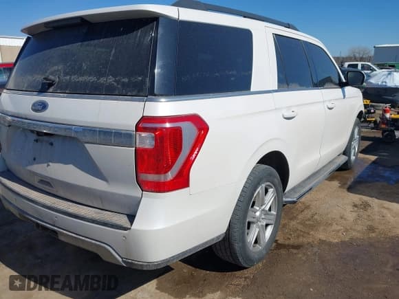 ✅ 2019 Ford Expedition XLT • VIN: 1FMJU1HT3KEA12044 • Lot: 41601681. Wystawiony na IAAI z przebiegiem 143 194 mil. Bezpłatny archiwum sprzedaży aukcyjnych z USA i szczegółowy raport historii pojazdu na DreamBid. Zdjęcie 4.