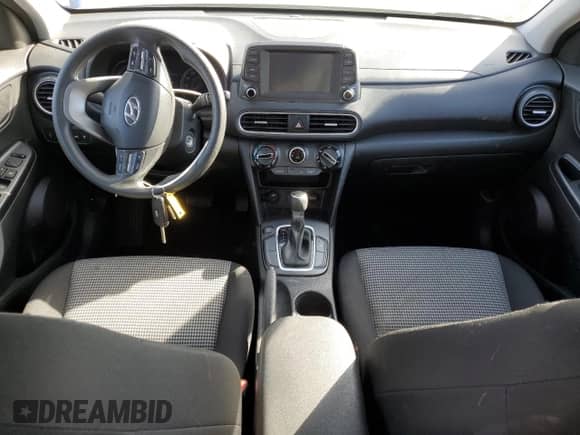 2019 Hyundai Kona SE z VIN KM8K12AA7KU272822, wystawiony jako Copart lot #44000563 z przebiegiem 45 853 mil mil oraz . Historia ofert i sprzedaży dostępna na DreamBid. Obrazek 8.