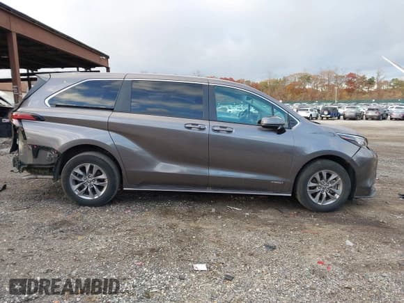 ✅ 2021 Toyota Sienna LE • VIN: 5TDKRKEC9MS032378 • Lot: 43665839. Listed on IAAI with 26,979 mi. Free auction sales archive from the USA and detailed vehicle history report at DreamBid. Image 14.