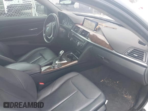 ✅ 2015 BMW 4 Series 428i • VIN: WBA3N3C56FK232443 • Lot: 39235619. Wystawiony na IAAI z przebiegiem 134 041 mil. Bezpłatny archiwum sprzedaży aukcyjnych z USA i szczegółowy raport historii pojazdu na DreamBid. Zdjęcie 5.