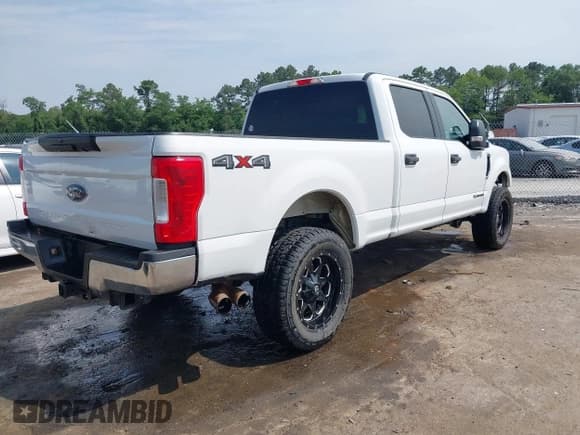 ✅ 2018 Ford F-250 XL • VIN: 1FT7W2BT2JEC44026 • Lot: 42420391. Wystawiony na IAAI z przebiegiem 178 970 mil. Bezpłatny archiwum sprzedaży aukcyjnych z USA i szczegółowy raport historii pojazdu na DreamBid. Zdjęcie 4.