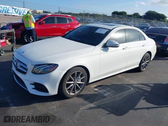✅ 2017 Mercedes-Benz E 300 Luxury • VIN: WDDZF4JB6HA121303 • Lot: 43544111. Wystawiony na IAAI z przebiegiem Nie podano. Bezpłatny archiwum sprzedaży aukcyjnych z USA i szczegółowy raport historii pojazdu na DreamBid. Zdjęcie 2.