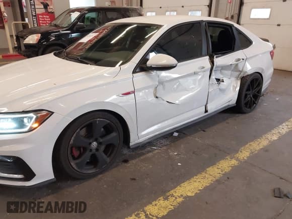 ✅ 2019 Volkswagen Jetta S • VIN: 3VW5T7BU6KM187764 • Lot: 43348152. Wystawiony na IAAI z przebiegiem 43 393 mil. Bezpłatny archiwum sprzedaży aukcyjnych z USA i szczegółowy raport historii pojazdu na DreamBid. Zdjęcie 18.