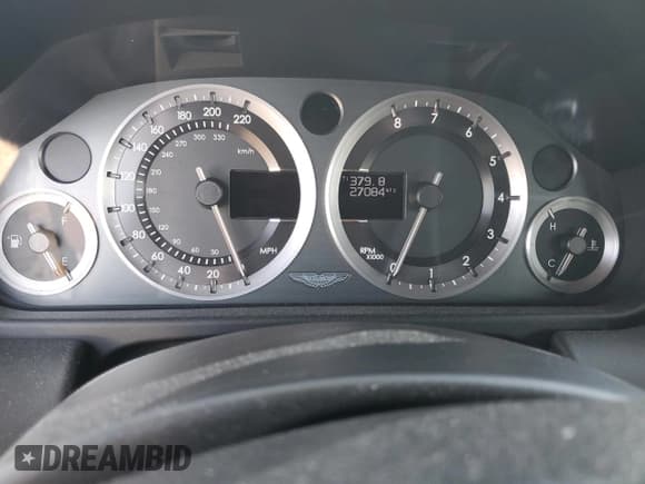 ✅ 2015 Aston Martin Rapide • VIN: SCFHMDBS8FGF04619 • Lot: 64068124. Wystawiony na Copart z przebiegiem 27 084 mil. Bezpłatny archiwum sprzedaży aukcyjnych z USA i szczegółowy raport historii pojazdu na DreamBid. Zdjęcie 9.