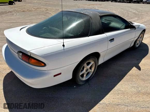 1997 Chevrolet Camaro z VIN 2G1FP22KXV2124842, wystawiony jako Copart lot #59028955 z przebiegiem 63 763 mil mil oraz Czysty tytuł • Clean title. Historia ofert i sprzedaży dostępna na DreamBid. Obrazek 4.