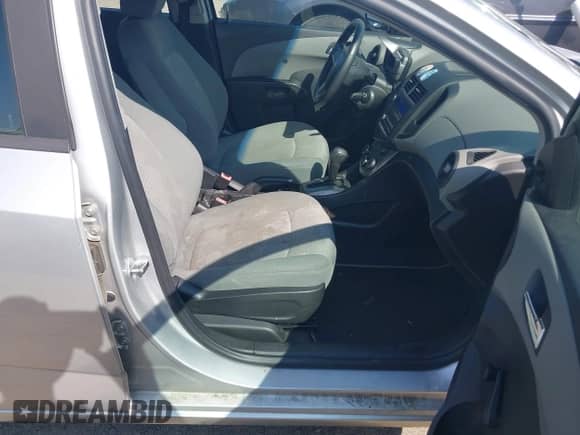 2013 Chevrolet Sonic LS z VIN 1G1JA6SG0D4246200, wystawiony jako IAAI lot #43127143 z przebiegiem 132 751 mil mil oraz . Historia ofert i sprzedaży dostępna na DreamBid. Obrazek 5.