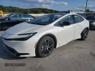 2024 Toyota Prius LE с VIN JTDADABU4R3017412, выставлен на аукционе Copart как лот 80199285 с пробегом 4 623 миль миль и Списание • Salvage title. История ставок и продаж доступна на DreamBid. Изображение 1.