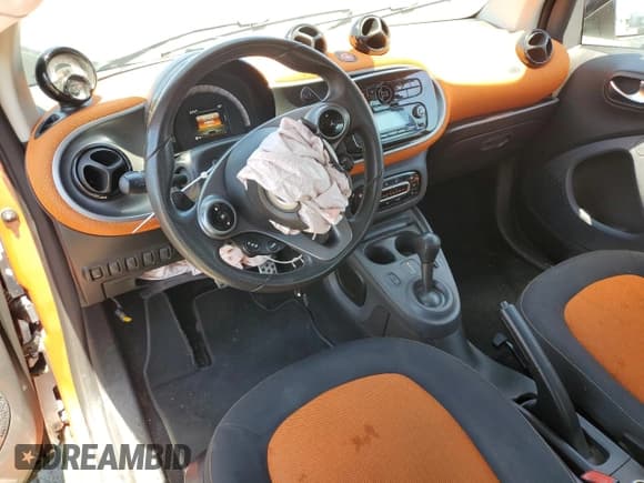 ✅ 2016 Smart fortwo Passion • VIN: WMEFJ5DA3GK077517 • Lot: 60546265. Wystawiony na Copart z przebiegiem 70 044 mil. Bezpłatny archiwum sprzedaży aukcyjnych z USA i szczegółowy raport historii pojazdu na DreamBid. Zdjęcie 8.