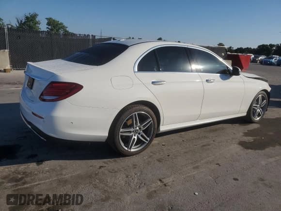 ✅ 2019 Mercedes-Benz E 300 • VIN: WDDZF4JBXKA563301 • Lot: 87217125. Wystawiony na Copart z przebiegiem 78 830 mil. Bezpłatny archiwum sprzedaży aukcyjnych z USA i szczegółowy raport historii pojazdu na DreamBid. Zdjęcie 3.