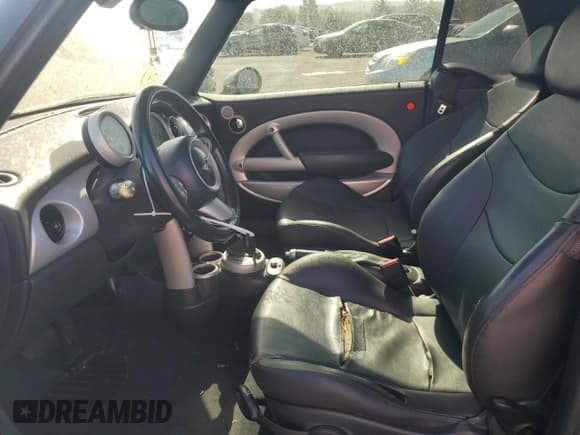 ✅ 2005 MINI Convertible • VIN: WMWRF334X5TG11925 • Лот: 81816385. Опубликован ранее на Copart с пробегом 161 412 миль. Бесплатный доступ к архиву аукционных продаж из США и подробный отчёт об истории автомобиля на DreamBid. Изображение 7.