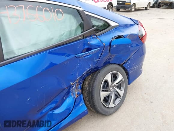 ✅ 2019 Honda Civic LX • VIN: 2HGFC2F66KH551641 • Lot: 43766010. Wystawiony na IAAI z przebiegiem 57 345 mil. Bezpłatny archiwum sprzedaży aukcyjnych z USA i szczegółowy raport historii pojazdu na DreamBid. Zdjęcie 6.