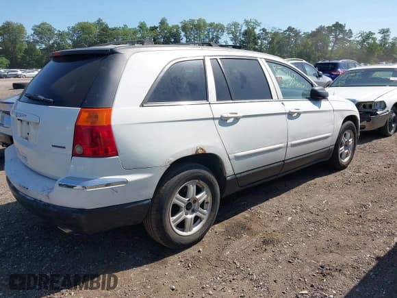 ✅ 2005 Chrysler Pacifica Touring • VIN: 2C4GF68405R671835 • Lot: 42582530. Wystawiony na IAAI z przebiegiem Nie podano. Bezpłatny archiwum sprzedaży aukcyjnych z USA i szczegółowy raport historii pojazdu na DreamBid. Zdjęcie 4.