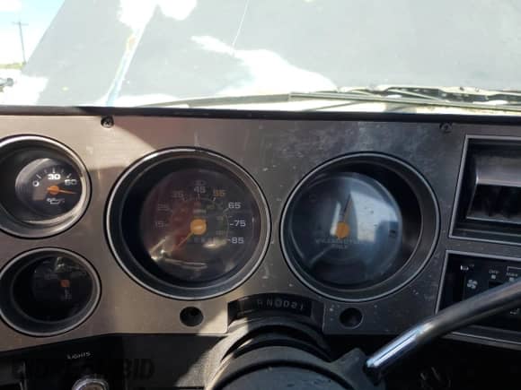 1987 Chevrolet Blazer z VIN 1GNEV18K7HF180306, wystawiony jako Copart lot #80914465 z przebiegiem 455 897 mil mil oraz Nie do naprawy • Non repairable. Historia ofert i sprzedaży dostępna na DreamBid. Obrazek 9.