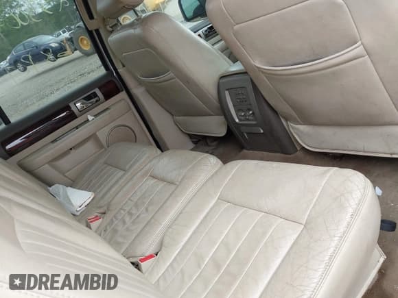 ✅ 2004 Lincoln Navigator Luxury • VIN: 5LMFU28R34LJ31076 • Lot: 42249195. Wystawiony na IAAI z przebiegiem Nie podano. Bezpłatny archiwum sprzedaży aukcyjnych z USA i szczegółowy raport historii pojazdu na DreamBid. Zdjęcie 8.