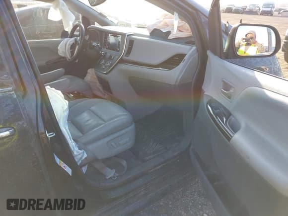 ✅ 2018 Toyota Sienna XLE • VIN: 5TDDZ3DC9JS207367 • Lot: 41877615. Listed on IAAI with 104,500 mi. Free auction sales archive from the USA and detailed vehicle history report at DreamBid. Image 5.