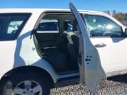 ✅ 2009 Ford Escape XLS • VIN: 1FMCU02749KB31375 • Lot: 43415502. Wystawiony na IAAI z przebiegiem 83 114 mil. Bezpłatny archiwum sprzedaży aukcyjnych z USA i szczegółowy raport historii pojazdu na DreamBid. Zdjęcie 8.