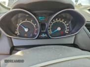 ✅ 2014 Ford Fiesta SE • VIN: 3FADP4EJ1EM200725 • Lot: 96177055. Wystawiony na Copart z przebiegiem 174 254 mil. Bezpłatny archiwum sprzedaży aukcyjnych z USA i szczegółowy raport historii pojazdu na DreamBid. Zdjęcie 9.