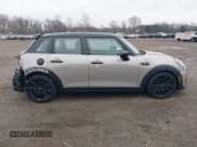 ✅ 2024 MINI Hardtop 4 Door Cooper S • VIN: WMW53DK02R2U87752 • Lot: 41667291. Wystawiony na IAAI z przebiegiem 28 980 mil. Bezpłatny archiwum sprzedaży aukcyjnych z USA i szczegółowy raport historii pojazdu na DreamBid. Zdjęcie 13.