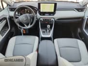 ✅ 2025 Toyota RAV4 XLE Premium • VIN: 2T3C1RFV7SW395603 • Lot: 80815725. Wystawiony na Copart z przebiegiem 592 mil. Bezpłatny archiwum sprzedaży aukcyjnych z USA i szczegółowy raport historii pojazdu na DreamBid. Zdjęcie 8.