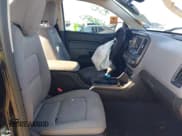 ✅ 2021 Chevrolet Colorado 2WD Work Truck • VIN: 1GCGSBEA7M1187873 • Lot: 43001615. Wystawiony na IAAI z przebiegiem Nie podano. Bezpłatny archiwum sprzedaży aukcyjnych z USA i szczegółowy raport historii pojazdu na DreamBid. Zdjęcie 5.