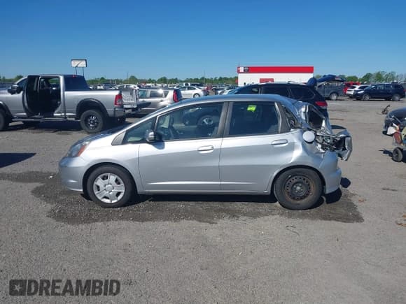 ✅ 2013 Honda Fit • VIN: JHMGE8G38DC015072 • Lot: 41998658. Wystawiony na IAAI z przebiegiem 126 252 mil. Bezpłatny archiwum sprzedaży aukcyjnych z USA i szczegółowy raport historii pojazdu na DreamBid. Zdjęcie 14.