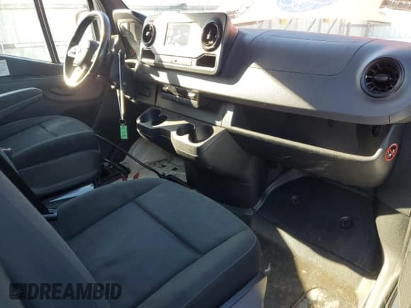 ✅ 2019 Mercedes-Benz Sprinter • VIN: WD3PF1CD0KP107250 • Lot: 83414914. Wystawiony na Copart z przebiegiem 43 299 mil. Bezpłatny archiwum sprzedaży aukcyjnych z USA i szczegółowy raport historii pojazdu na DreamBid. Zdjęcie 8.