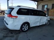 ✅ 2014 Toyota Sienna LE • VIN: 5TDKK3DC6ES414574 • Lot: 82541325. Wystawiony na Copart z przebiegiem 198 334 mil. Bezpłatny archiwum sprzedaży aukcyjnych z USA i szczegółowy raport historii pojazdu na DreamBid. Zdjęcie 3.