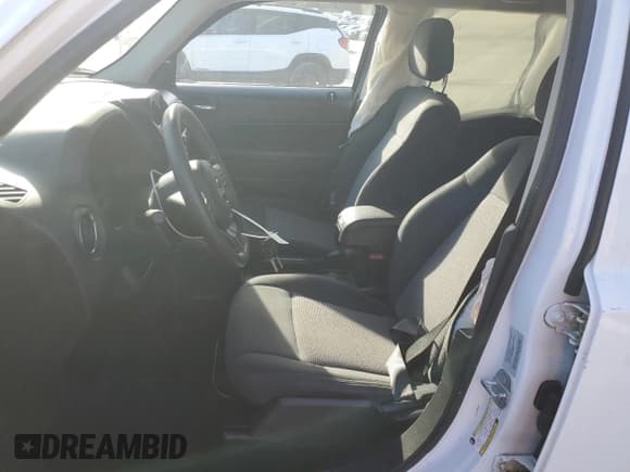 ✅ 2016 Jeep Patriot Sport • VIN: 1C4NJRBB7GD519930 • Lot: 90755025. Wystawiony na Copart z przebiegiem 96 570 mil. Bezpłatny archiwum sprzedaży aukcyjnych z USA i szczegółowy raport historii pojazdu na DreamBid. Zdjęcie 7.