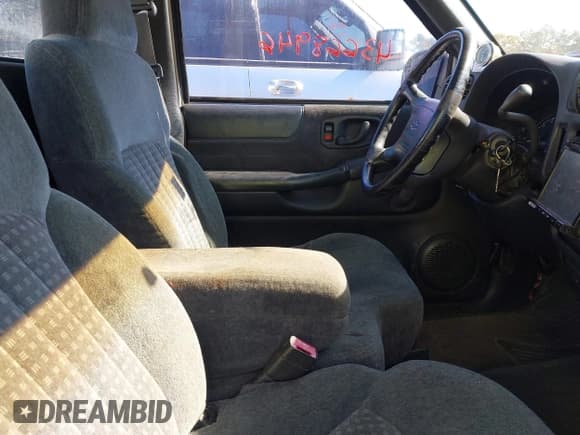 ✅ 1998 Chevrolet S-10 • VIN: 1GCCS1441WK230265 • Lot: 43668946. Wystawiony na IAAI z przebiegiem 170 162 mil. Bezpłatny archiwum sprzedaży aukcyjnych z USA i szczegółowy raport historii pojazdu na DreamBid. Zdjęcie 5.