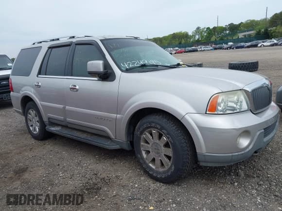 ✅ 2004 Lincoln Navigator Luxury • VIN: 5LMFU28R34LJ31076 • Lot: 42249195. Wystawiony na IAAI z przebiegiem Nie podano. Bezpłatny archiwum sprzedaży aukcyjnych z USA i szczegółowy raport historii pojazdu na DreamBid. Zdjęcie 1.
