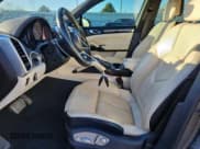 ✅ 2017 Porsche Cayenne GTS • VIN: WP1AD2A22HLA83167 • Lot: 92231845. Wystawiony na Copart z przebiegiem 116 913 mil. Bezpłatny archiwum sprzedaży aukcyjnych z USA i szczegółowy raport historii pojazdu na DreamBid. Zdjęcie 7.