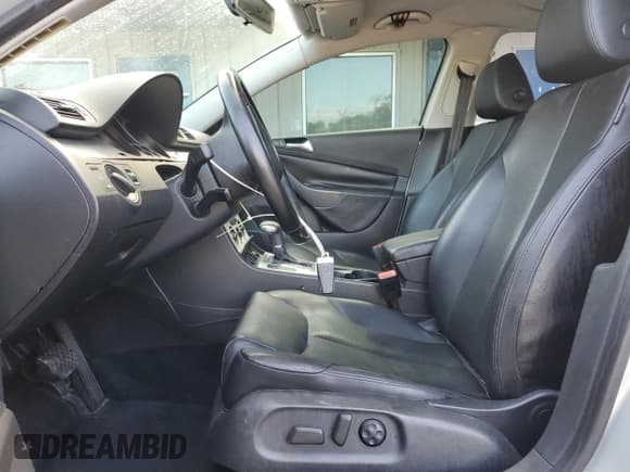 ✅ 2009 Volkswagen Passat Komfort • VIN: WVWJK73C39E020532 • Лот: 73923474. Опубликован ранее на Copart с пробегом 141 132 миль. Бесплатный доступ к архиву аукционных продаж из США и подробный отчёт об истории автомобиля на DreamBid. Изображение 7.