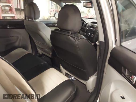 ✅ 2011 Kia Sorento LX • VIN: 5XYKT4A1XBG043952 • Lot: 43626544. Wystawiony na IAAI z przebiegiem 264 721 mil. Bezpłatny archiwum sprzedaży aukcyjnych z USA i szczegółowy raport historii pojazdu na DreamBid. Zdjęcie 8.