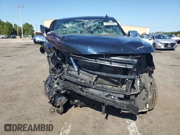 ✅ 2023 Chevrolet Suburban Premier • VIN: 1GNSKFKD1PR187056 • Lot: 70355585. Wystawiony na Copart z przebiegiem Nie podano. Bezpłatny archiwum sprzedaży aukcyjnych z USA i szczegółowy raport historii pojazdu na DreamBid. Zdjęcie 5.